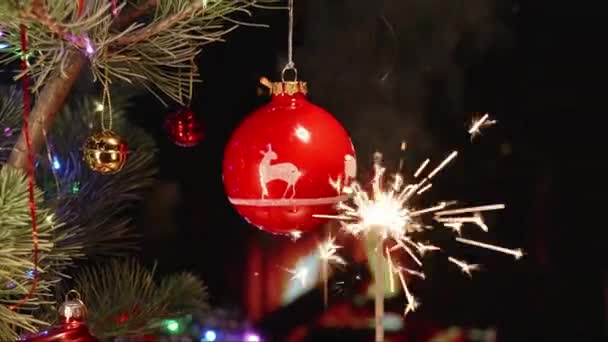 红球和火花 萤火虫 蜡烛和圣诞树玩具装饰 新年及圣诞节 — 图库视频影像
