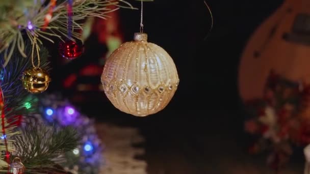 Λαμπερή Χρυσή Μπάλα Τζάκι Κεριά Και Στολίδια Χριστουγεννιάτικων Δέντρων Πρωτοχρονιά — Αρχείο Βίντεο