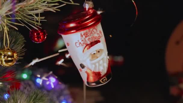 Cup Med Jultomten Och Etikett God Jul Öppen Spis Ljus — Stockvideo
