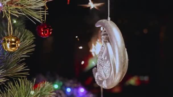 龙与火花 2024年好运的象征 采购产品萤火虫 圣诞树 花环和装饰 新年快乐 圣诞快乐 温暖舒适的气氛 舒适家中的假日派对 — 图库视频影像