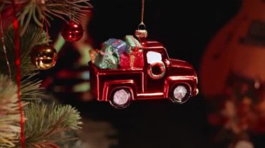 Hediyeli Noel arabası. Şömine, mumlar ve Noel ağacı süslemeleri. Yeni Yıl ve Noel.