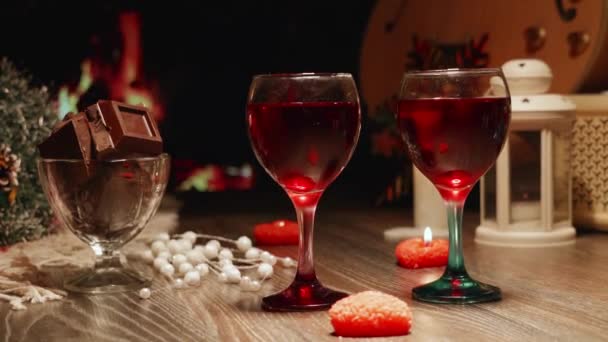 Ραντεβού Ρομαντικό Σκηνικό Τζάκι Κεριά Και Δύο Ποτήρια Κρασί Rocknroll — Αρχείο Βίντεο