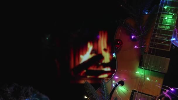 Elektrische Gitaar Decoratie Zoals Kerstboom Nieuwjaar Muziekstudio Rocknroll Blues Jazz — Stockvideo