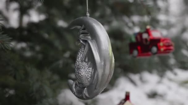 2024年的象征 在公园里装饰了一棵被雪覆盖的圣诞树 圣诞快乐 新年快乐 自然的 鲜活的蓝色云杉装饰新年玩具 — 图库视频影像