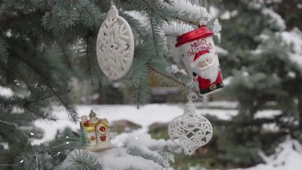 Hóval Borított Karácsonyfát Díszített Parkban Boldog Karácsonyt Boldog Évet Kávéscsésze — Stock videók