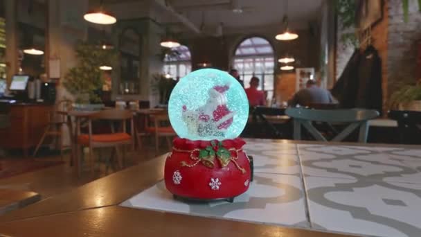 Санта Клаус Рождественские Подарки Медведь Снежном Шаре Внутри Кафе Снежный — стоковое видео