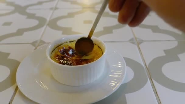 Creme Brulee Deser Orientalnej Kawiarni Białe Naczynia Łyżka — Wideo stockowe