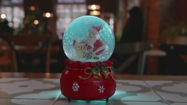 Mikołaj Prezenty Świąteczne Niedźwiedź Kuli Śnieżnej Wewnątrz Kawiarni Kopuła Śniegu — Wideo stockowe