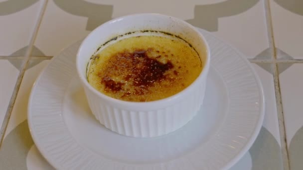 Creme Brulee Dessert Einem Orientalischen Café Weißes Geschirr — Stockvideo