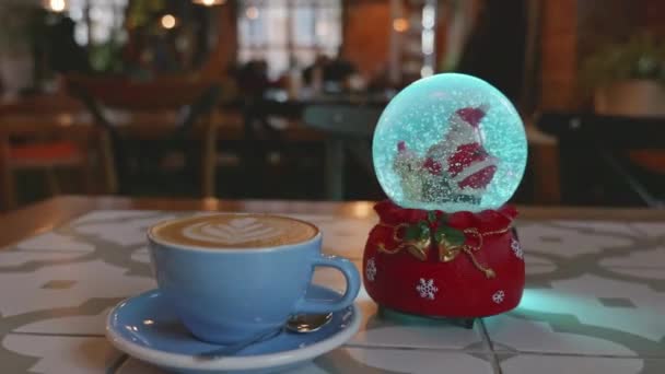 Mikołaj Prezenty Świąteczne Niedźwiedź Kuli Śnieżnej Wewnątrz Kawiarni Kopuła Śniegu — Wideo stockowe