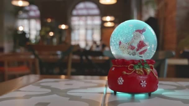 Uppfattat Utrymme Jultomten Och Julklappar Och Björnen Snöglob Inne Caféet — Stockvideo