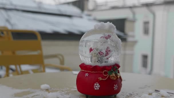 Kerstman Kerstcadeaus Beer Sneeuwbol Het Dak Van Terassa Café Sneeuwkoepel — Stockvideo