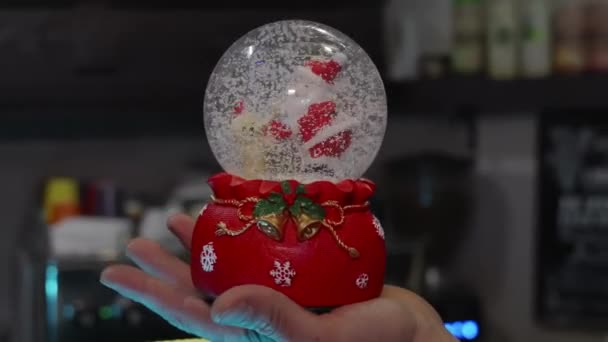 圣诞老人和圣诞礼物还有雪球里的熊在咖啡馆里雪顶 玻璃球 圣诞和新年降雪球 — 图库视频影像