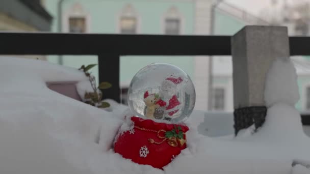 Kerstman Kerstcadeaus Beer Sneeuwbol Het Dak Van Terassa Café Sneeuwkoepel — Stockvideo