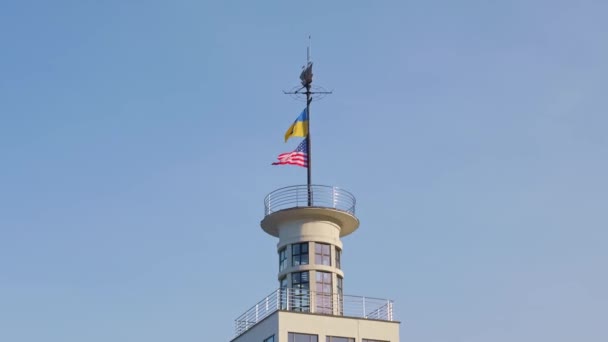 Kiev Rivierhaven Zwaaiende Vlaggen Aankomst Van Een Amerikaans Schip Haven — Stockvideo
