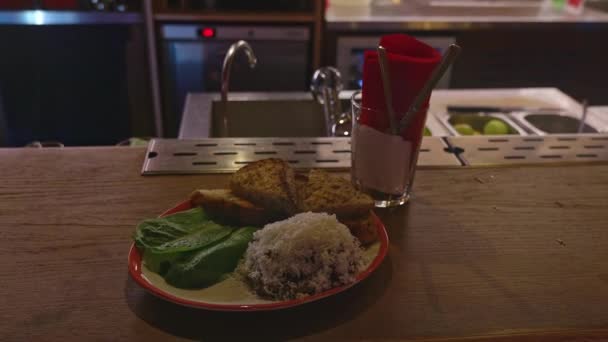咖啡店 吧台柜台上有一个签名盘 和Parmesan和Croutons一起吃寂寞的晚餐 — 图库视频影像