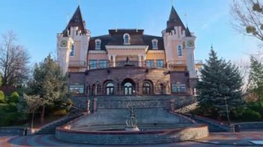 Kyiv, Ukrayna, 11.31.2023: Kiev Akademik Kukla Tiyatrosu. Kukla karakterler, çocuk eğlencesi, sahne sanatları. Güzel eski mimari. Kukla heykelleri.. 