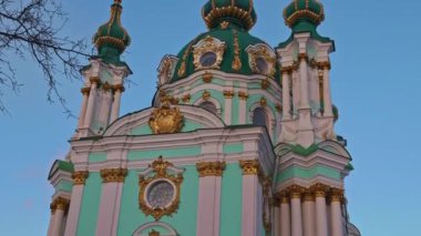 Kyiv, Ukrayna, 11.31.2023: St. Andrew Kilisesi, Kyiv 'deki St. Andrew' s Descent Kilisesi. Kafenin çatısından nefes kesici bir manzara görkemli mimari ve şehir manzarasını gözler önüne seriyor. Avrupa Turizmi