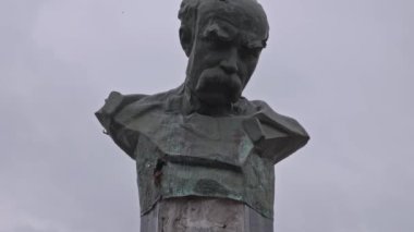 Borodyanka, Ukrayna 11.30.2023: Ukraynalı şair Taras Shevchenko 'nun yıkılmış anıtı. Rus-Ukrayna işgal savaşı 2022-2023. Ukrayna halkının hafızasının yok edilmesi. Soykırım.