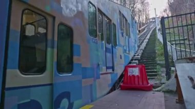 Füniküler istasyondan ayrılıyor. Füniküler yolcu taşıyor. Kyiv füniküler, üst ve alt şehirleri birbirine bağlayan eşsiz bir ulaşım aracıdır. Güzel manzaralar, konfor, tarih, turizm.