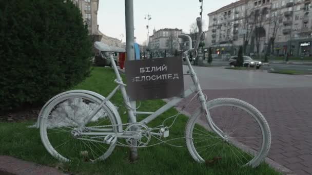 Egy Fehér Kerékpár Amit Utakon Elhunyt Kerékpárosok Emlékére Szereltek Fel — Stock videók
