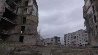 Borodyanka, Ukrayna: Rus balistik füzesi tarafından yıkılan çok katlı bir bina. Rus ordusu tarafından Ukraynalı sivillerin soykırımı. Rus-Ukrayna savaşı 2022-2023. Ukrayna Kayıpları.