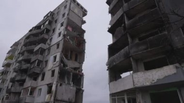 Borodyanka, Ukrayna: Rus balistik füzesi tarafından yıkılan çok katlı bir bina. Rus ordusu tarafından Ukraynalı sivillerin soykırımı. Rus-Ukrayna savaşı 2022-2023. Ukrayna Kayıpları.