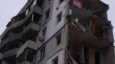 Borodyanka, Ukrayna: Rus balistik füzesi tarafından yıkılan çok katlı bir bina. Rus ordusu tarafından Ukraynalı sivillerin soykırımı. Rus-Ukrayna savaşı 2022-2023. Ukrayna Kayıpları.