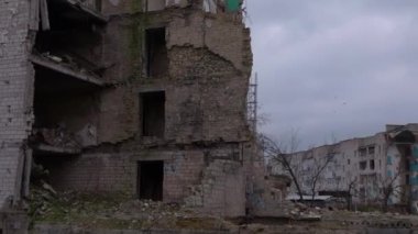 Borodyanka, Ukrayna: Rus balistik füzesi tarafından yıkılan çok katlı bir bina. Rus ordusu tarafından Ukraynalı sivillerin soykırımı. Rus-Ukrayna savaşı 2022-2023. Ukrayna Kayıpları.