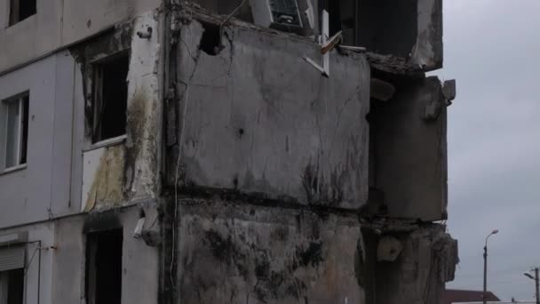 乌克兰博罗丹卡 Borodyanka 一座被俄罗斯弹道导弹摧毁的多层建筑 俄罗斯军队对乌克兰平民的种族灭绝 2022 2023年俄乌战争 乌克兰的损失 — 图库视频影像