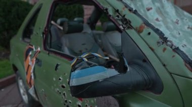 Kyiv, Ukrayna: Ukrayna savunucularının arabası Rus işgalciler tarafından vuruldu. Rusya-Ukrayna savaşı 2022-2023