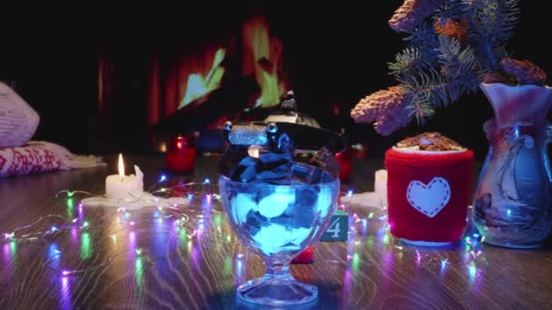 情人节惊喜车 热巧克力可可饮料加棉花糖 舒适的氛围与壁炉 格子花 花环和蜡烛 为杯子编织的盖子 有一颗心 — 图库视频影像