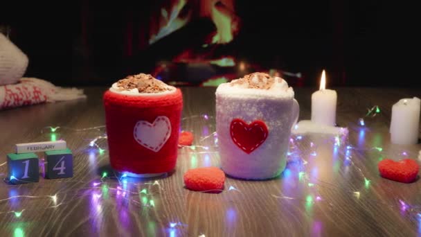 聖バレンタインデー マシュマロでホットチョコレートカカオドリンク 平らな ガーランドおよびろうそくが付いている居心地の良い雰囲気 カップのための編まれたカバー — ストック動画