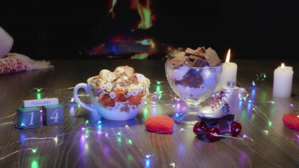 今年2月14日是圣瓦伦丁节 美丽的植物杯 带有热巧克力可可饮料和棉花糖 舒适的氛围 有壁炉 格子花 — 图库视频影像