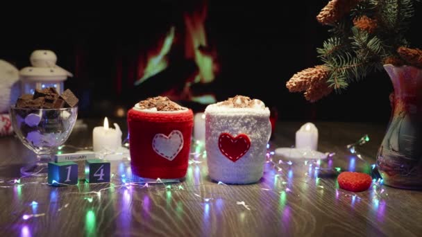 圣瓦伦丁节视频明信片 热巧克力可可饮料加棉花糖 舒适的氛围与壁炉 格子花 花环和蜡烛 为杯子编织的盖子 有一颗心 — 图库视频影像