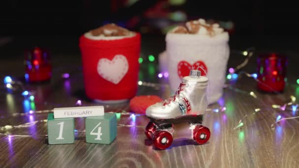 聖バレンタインデーは現在のローラースキート ビデオポストカード マシュマロとホットチョコレートのカカオドリンク ガーランド ろうそくが付いている居心地の良い雰囲気 ハートのあるカップのための編まれたカバー — ストック動画