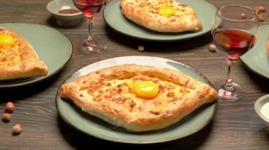 Ev yapımı bir restoranda Adjarian Khachapuri. Yemek geldi. Gürcistan mutfağı geleneksel yemekler, ev yapımı yemekler. Yumurtalı Khachapuri..