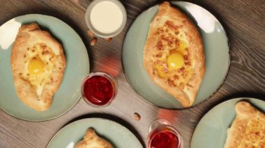 Ev yapımı bir restoranda Adjarian Khachapuri. Yemek geldi. Gürcistan mutfağı geleneksel yemekler, ev yapımı yemekler. Yumurtalı Khachapuri..