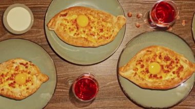 Ev yapımı bir restoranda Adjarian Khachapuri. Yemek geldi. Gürcistan mutfağı geleneksel yemekler, ev yapımı yemekler. Yumurtalı Khachapuri..