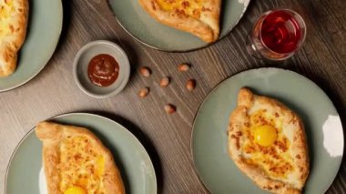 Ev yapımı bir restoranda Adjarian Khachapuri. Yemek geldi. Gürcistan mutfağı geleneksel yemekler, ev yapımı yemekler. Yumurtalı Khachapuri..
