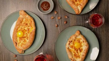 Ev yapımı bir restoranda Adjarian Khachapuri. Yemek geldi. Gürcistan mutfağı geleneksel yemekler, ev yapımı yemekler. Yumurtalı Khachapuri..