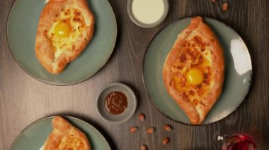 Ev yapımı bir restoranda Adjarian Khachapuri. Yemek geldi. Gürcistan mutfağı geleneksel yemekler, ev yapımı yemekler. Yumurtalı Khachapuri..