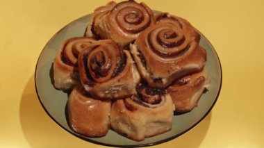 Ev yapımı şekerlemelerin tadını çıkarmak: Ev yapımı bir restorandaki ev yapımı fırından çıkan pofuduk çörekler. Çöreklerle dönen tabaklar. Lezzetli ev yemekleri.