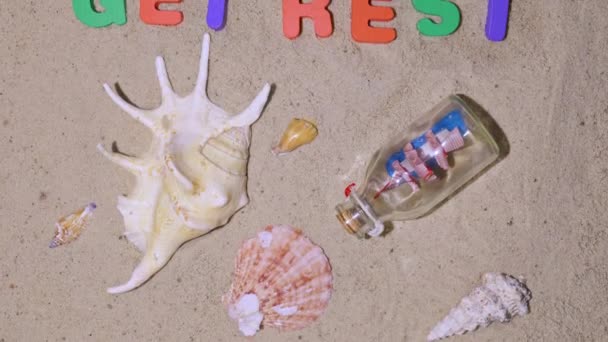 Relájese Mar Orilla Arenosa Conchas Inscripción Letras Colores Descanse Vacaciones — Vídeos de Stock