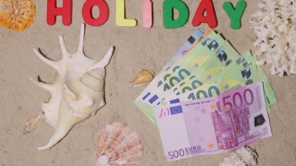 度假的钱在昂贵的海滨度假胜地度假是当之无愧的 海滩上的Ero 沙地上的题词 — 图库视频影像