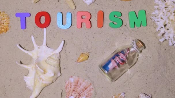 Туризм Морські Подорожі Піщаний Берег Мушлі Напис Кольоровими Літерами Туризм — стокове відео