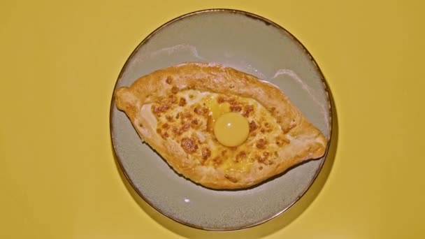 家庭料理のアジャリアン ハチャプリ フードBロール ジョージア料理伝統料理 自家製料理 卵がついたハチャプリ — ストック動画