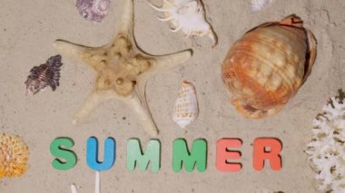 Yolculuk için para, tatil, dinlenme, tatil, hayal, seyahat. Pahalı bir sahil beldesinde hak edilmiş bir tatil. Kuma kazınmış yazı 