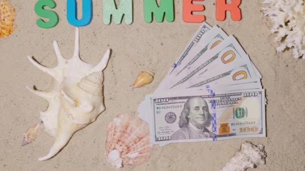旅行のためのお金 高価な海辺のリゾートで最高の休暇 ビーチでのドル 砂に刻まれた碑文 — ストック動画