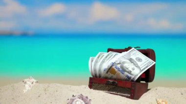 Uzayı kopyala Güzel sahil plajı. Tatil ve tatil için para dolu sandık. Tatil, lüks otellerde tatil. Tropikal adada gök mavisi su.